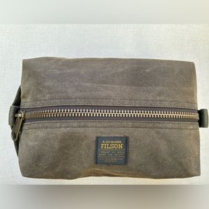 FILSON Tin cloth travel kit in Otter green. 3liters size. Great condition